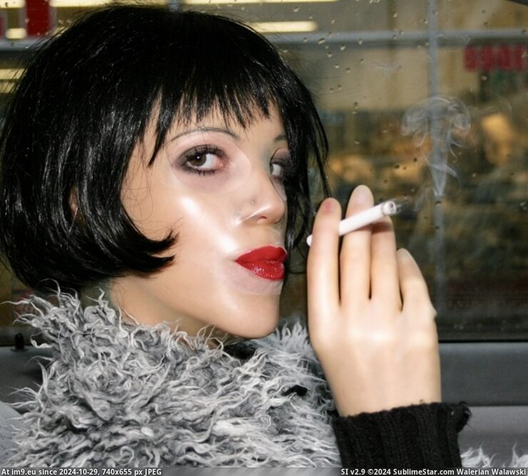 Smokinglatex-gummihure-anna-jennifer-rosenmuller-latexinpublic-voll-gummiert-zigarette-rauchend-und-auf-freier-wartend-fetisch-strasenhure hiv fotzenschleim