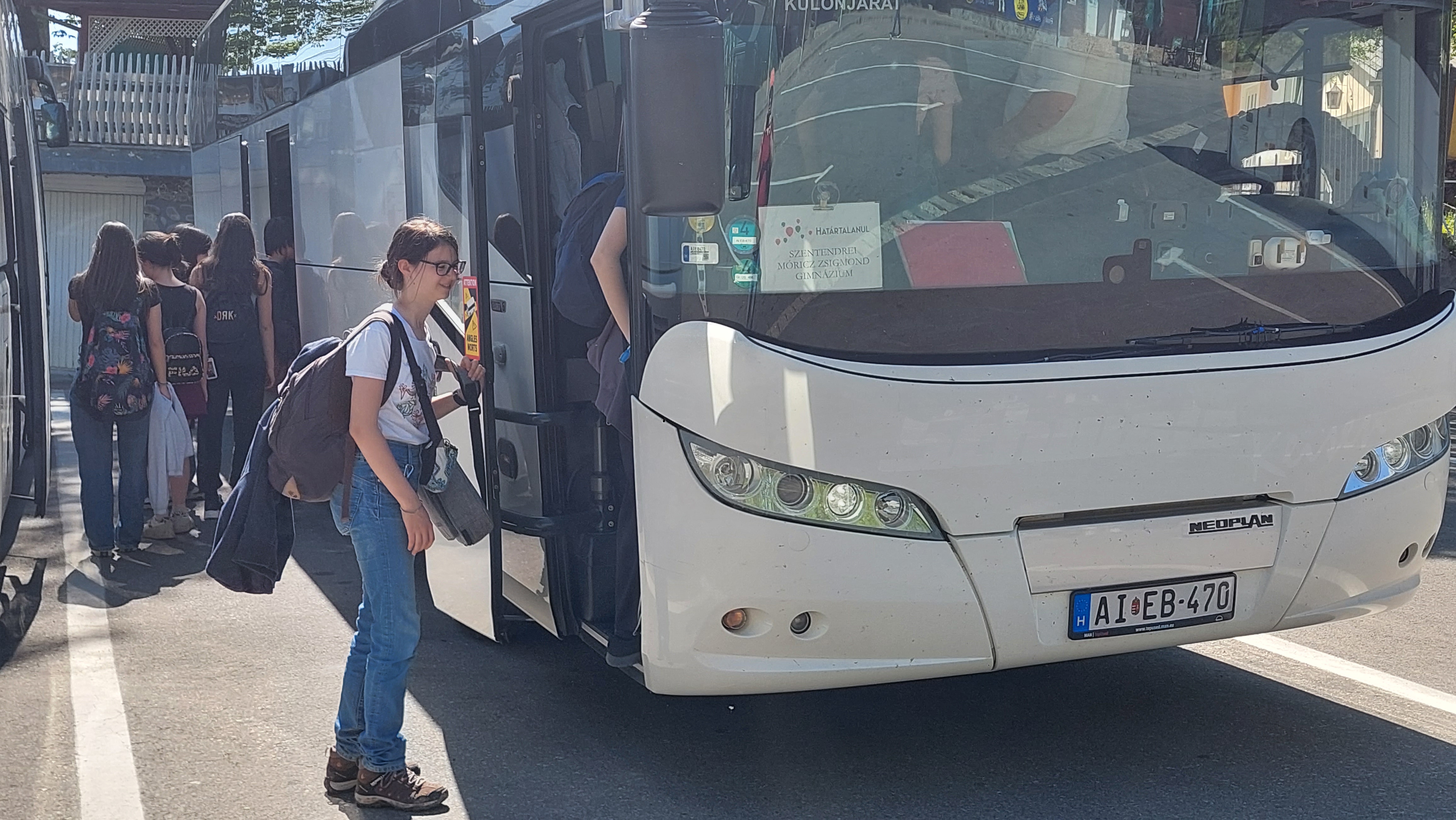 Határtalanul felirat a buszon