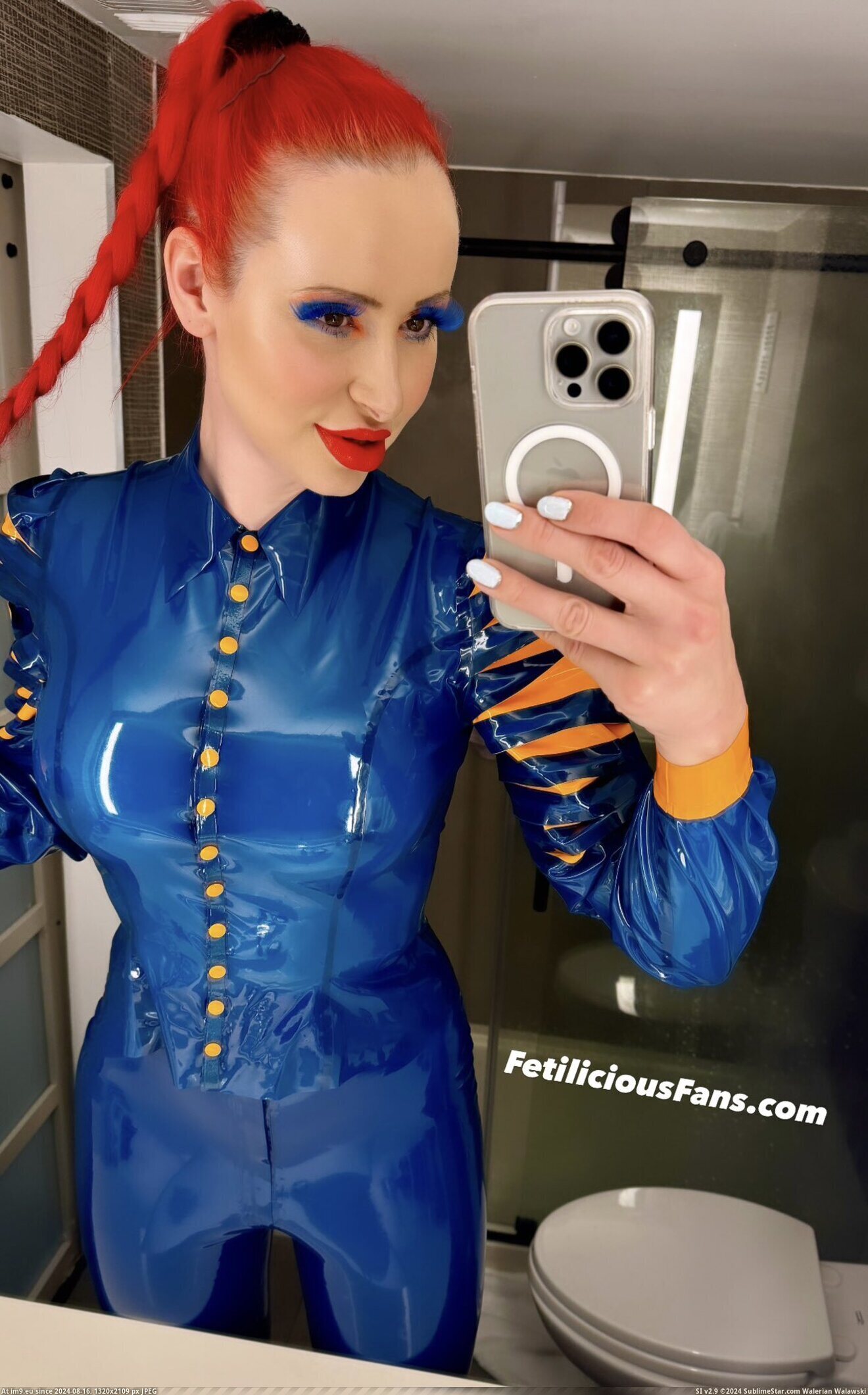 Latexmodel annarosenmüller sexy Gummi latexcatsuit zwei übereinander angezogen liegt auf Bett genießt ihren latexduft und verabredet sich mit fremden Männern zum in Muschi spritzen für 100€