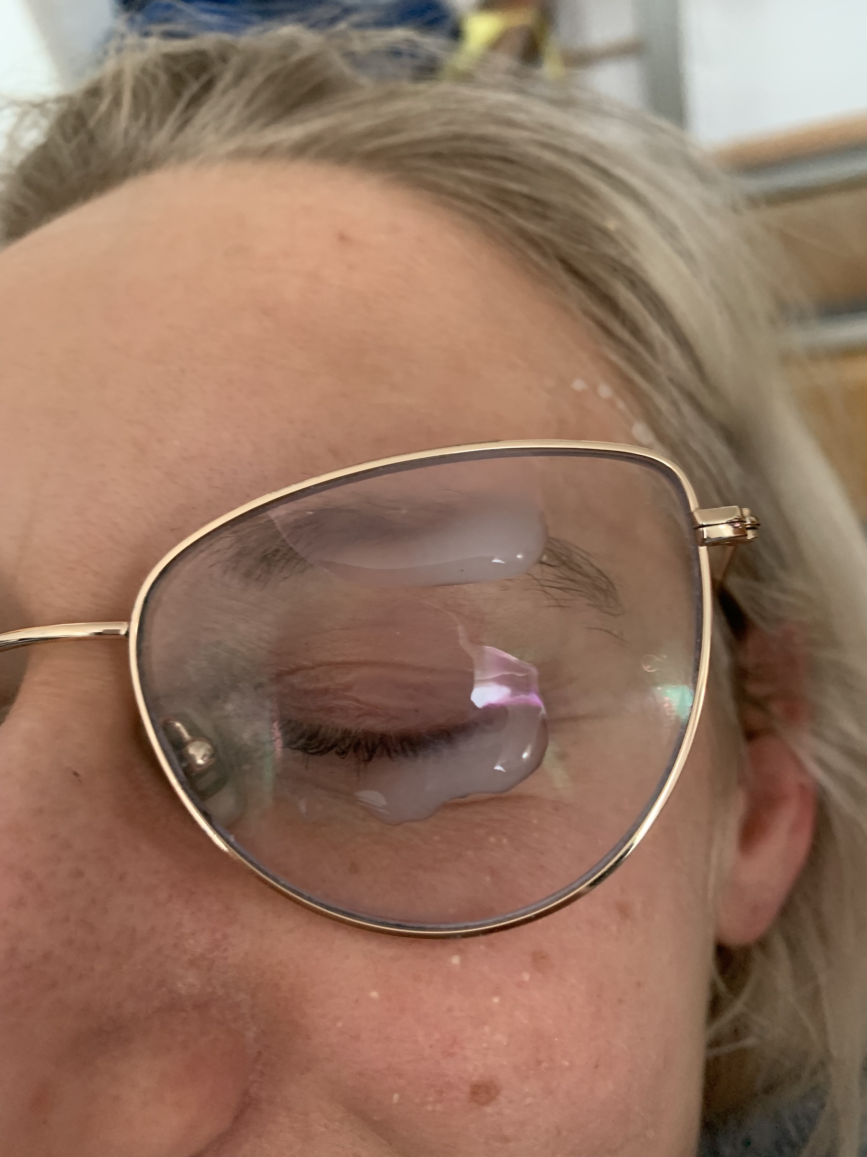 Latexmodel annarosenmüller sexy Gummi latexcatsuit zwei übereinander angezogen liegt auf Bett genießt ihren latexduft und verabredet sich mit fremden Männern zum in Muschi spritzen für 100€