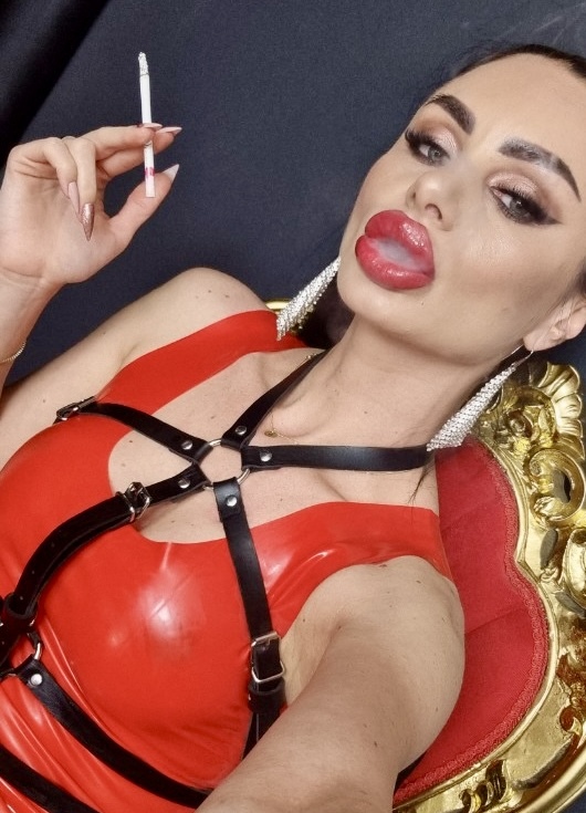 Smokinglatex-gummihure-anna-jennifer-rosenmuller-latexinpublic-voll-gummiert-zigarette-rauchend-und-auf-freier-wartend-fetisch-strasenhure hiv fotzenschleim