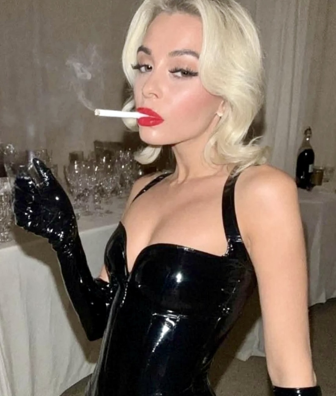 Smokinglatex-gummihure-anna-jennifer-rosenmuller-latexinpublic-voll-gummiert-zigarette-rauchend-und-auf-freier-wartend-fetisch-strasenhure hiv fotzenschleim