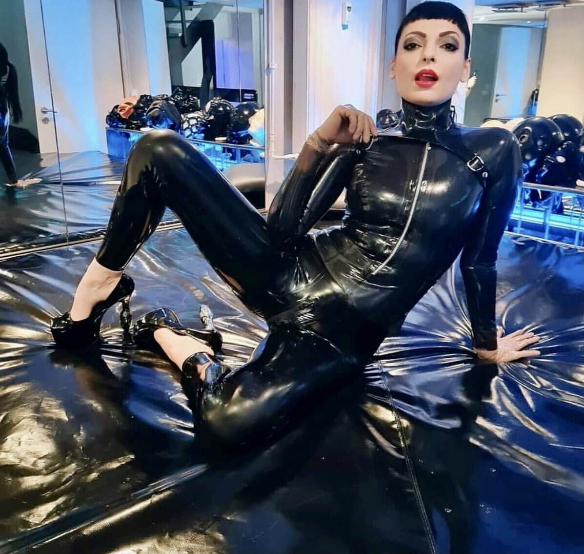 Smokinglatex-gummihure-anna-jennifer-rosenmuller-latexinpublic-voll-gummiert-zigarette-rauchend-und-auf-freier-wartend-fetisch-strasenhure hiv fotzenschleim