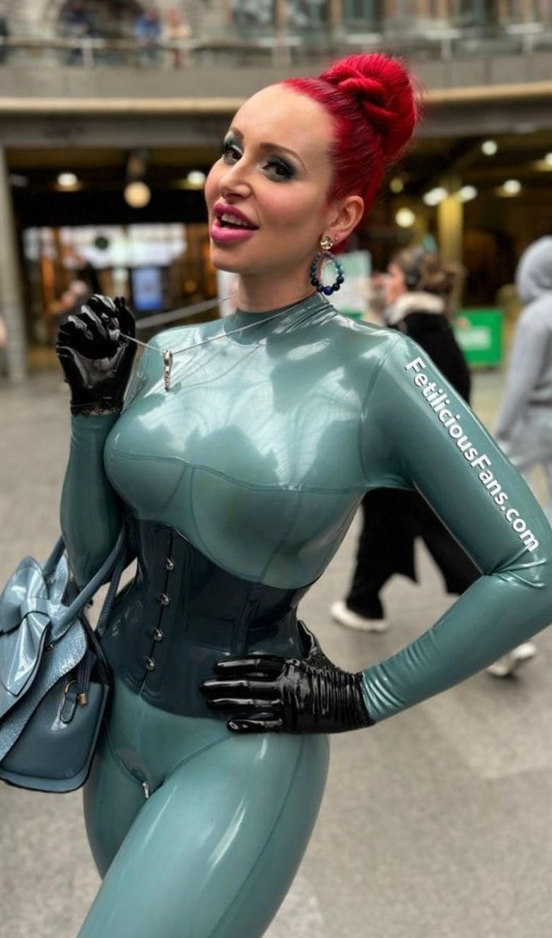 #Gumlipuppe annarosenmüller #annarosenmüllerlatexduft #annarosenmüllerlatexfetisch @MissFetilicious