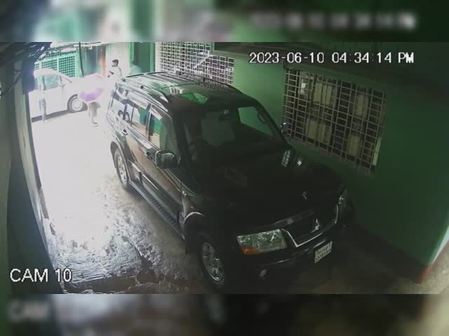 ড্রাইভারকে মারধর করা হয়েছিল এবং অপহরণের চেষ্টা করা হয়েছিল কারণ সে কিছু সমস্যাযুক্ত পরিস্থিতির ভিডিও রেকর্ড করেছিল    Driver was beaten and attempted kidnap just because he made a video record of some problematic situation