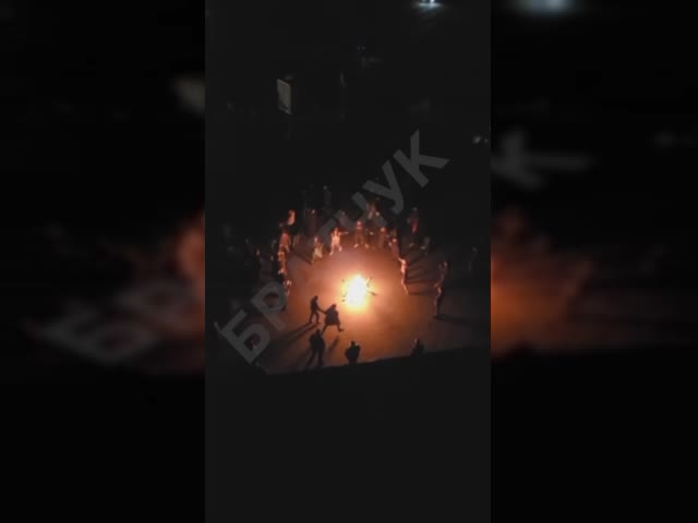 Люди в Херсоне танцуют и поют о любви к Украине.mp4