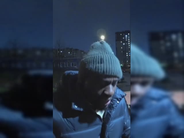 русские_и_не_только_на_полном_серьезе_разговаривают_с_домофоном.mp4