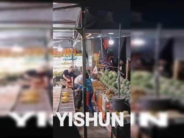 Market fruit brawl
