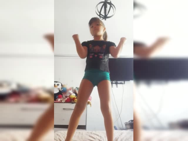 Cria con pantalones verdes bailando