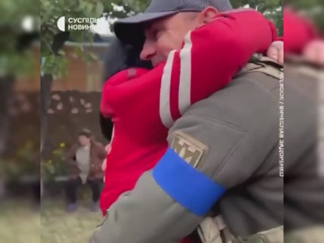 Mother welcomes her son liberating their town.mp4