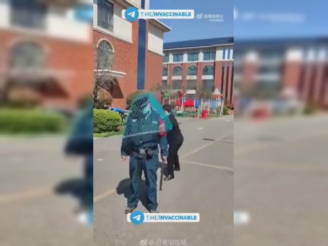 Chine une démonstration pour montrer comment maîtriser une personne désobéissante aux cons.mp4