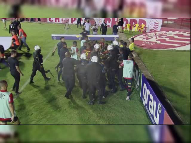 Jogadores-e-comisso-tcnica-do-Sport-partem-para-cima-do-trio-de-arbitragem-aps-a-final-do-Pernambucano--futebol--ge (2).mp4