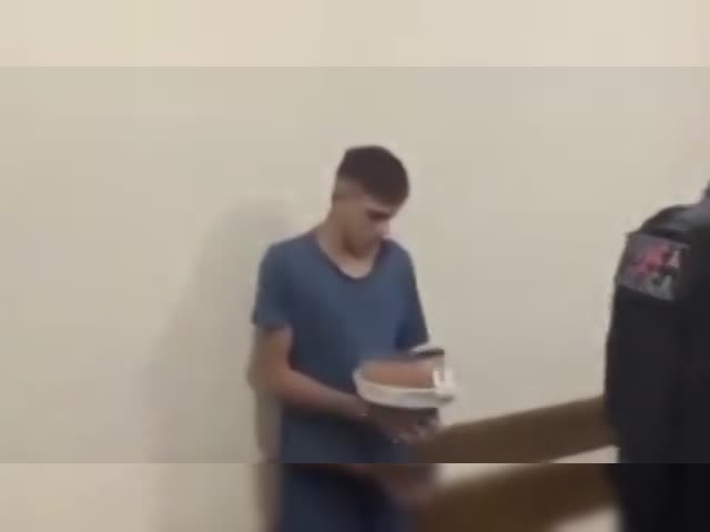 полиция арестовывает несовершеннолетнего,  торговле наркотиками, и выясняет, что ему исполняется 18 в тот же день....mp4