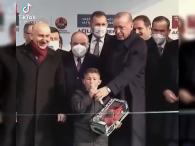 LANET OLSUN BÜTÜN BİR NESİL BENZİN POMPALIYOR...