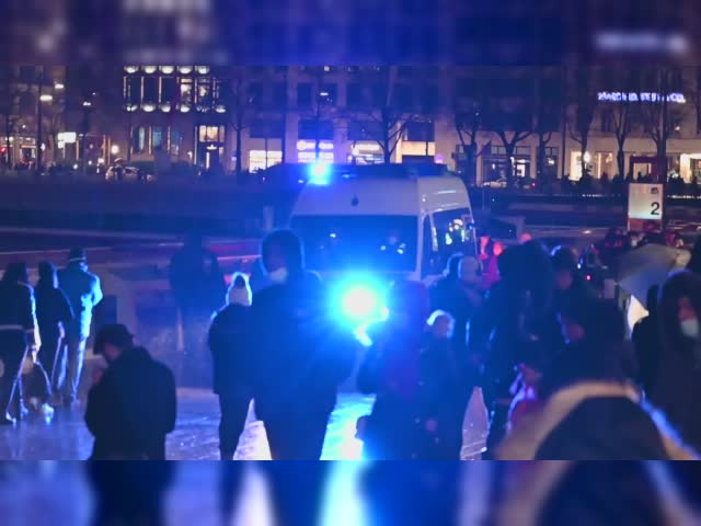 Silvester Hamburg Germany - Defying order to leave and scaring cops