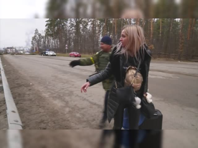 Ukraine_ Taking cover in a town under attack.mp4