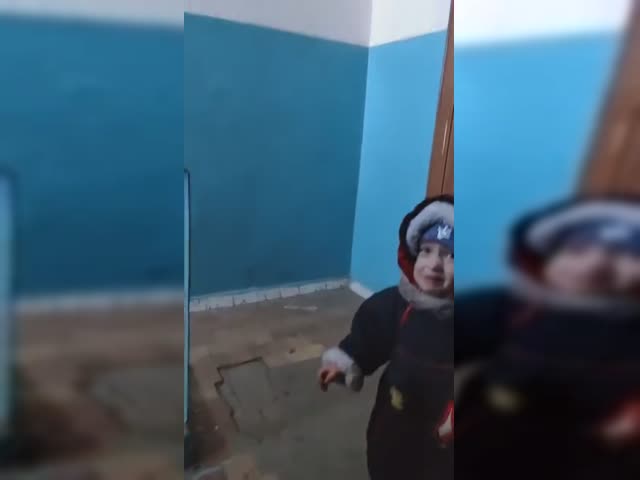 Донбасс, эвакуация. Мальчик помогает нести своего кота.mp4