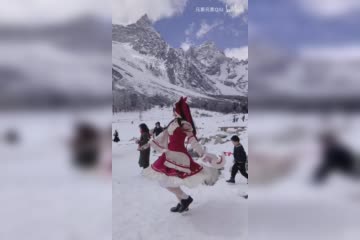 Hakurei Reimu in the snow, is she not feeling cold?