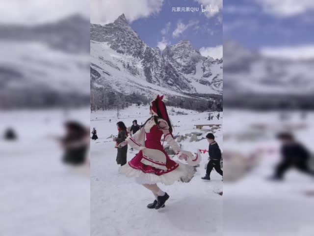 Hakurei Reimu in the snow, is she not feeling cold?