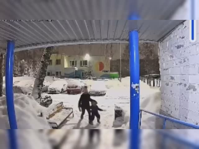 Русская мать из набережных челнов избивает и материт своего четырехлетнего сына..mp4