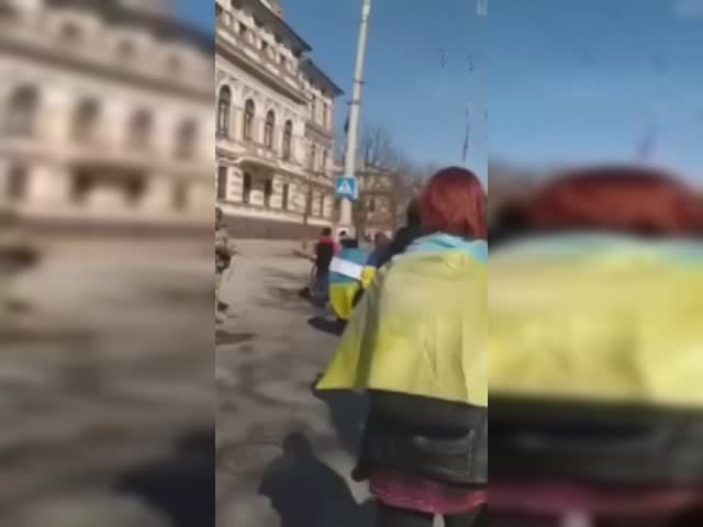 Баян, но просто напомню как херсонцы встречали оккупационные войска.mp4